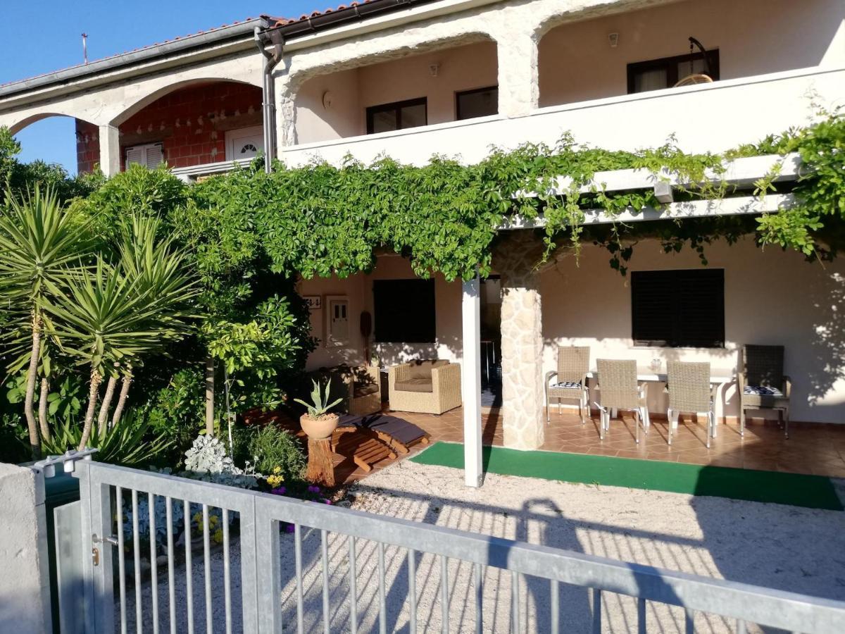 Apartment House Vir-To-All Exterior foto